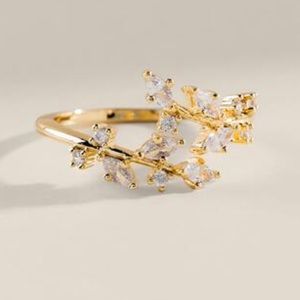 🌻 2/$10 Francesca’s Collections CZ Vine Wrap Ring leaves gold size 7
